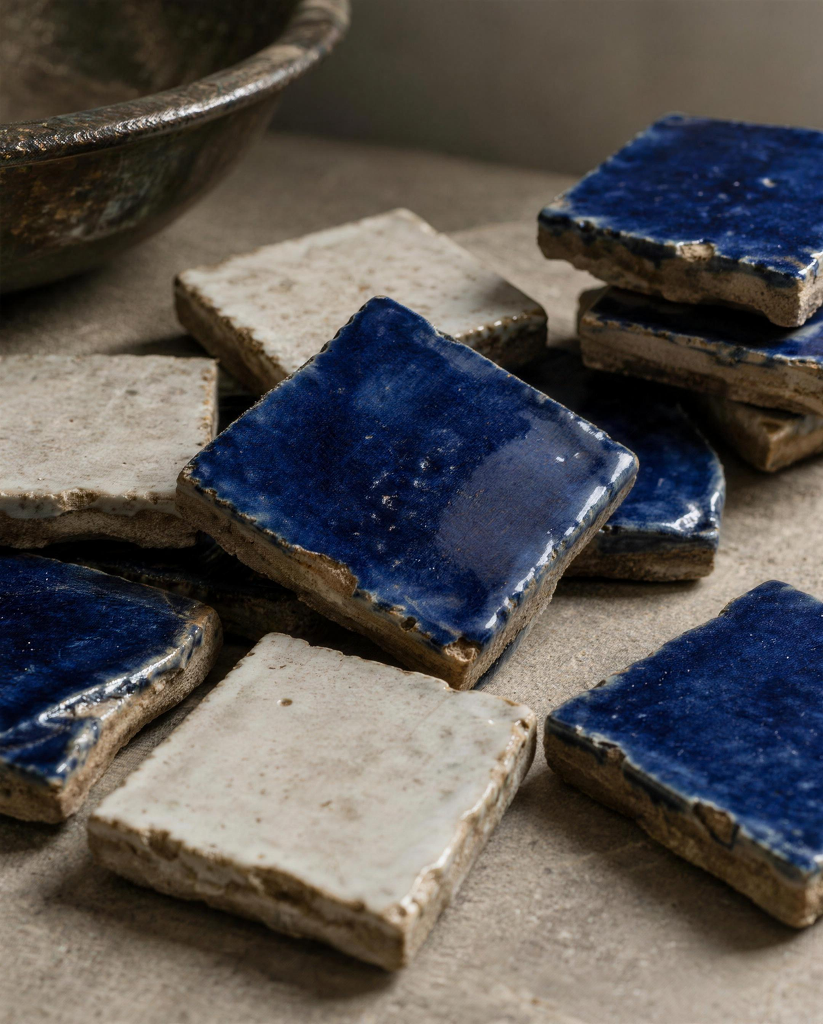 Détail de zellige bleu et blanc taillé à la main