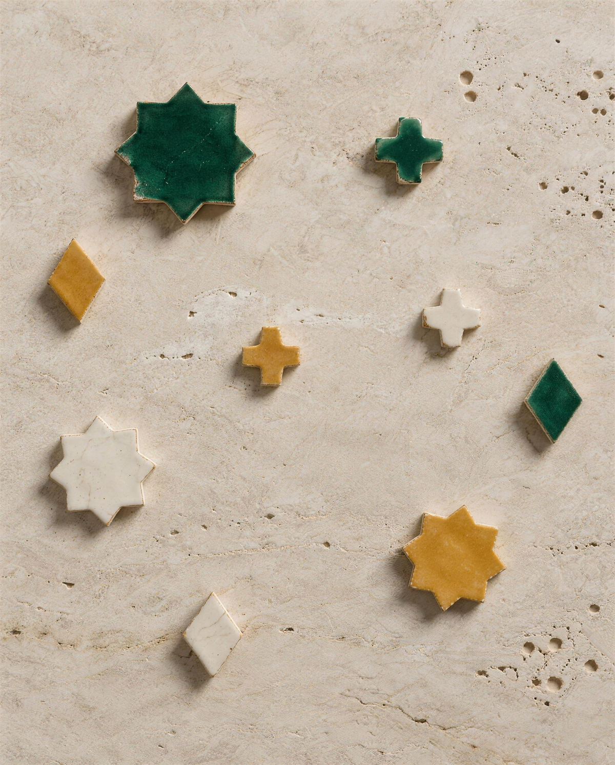 Fragments de zellige sur du travertin