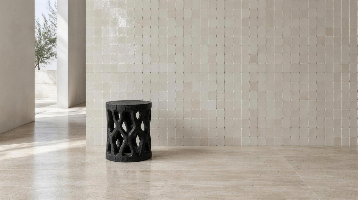 Mur en zellige ivoire avec un tabouret noir sculpté