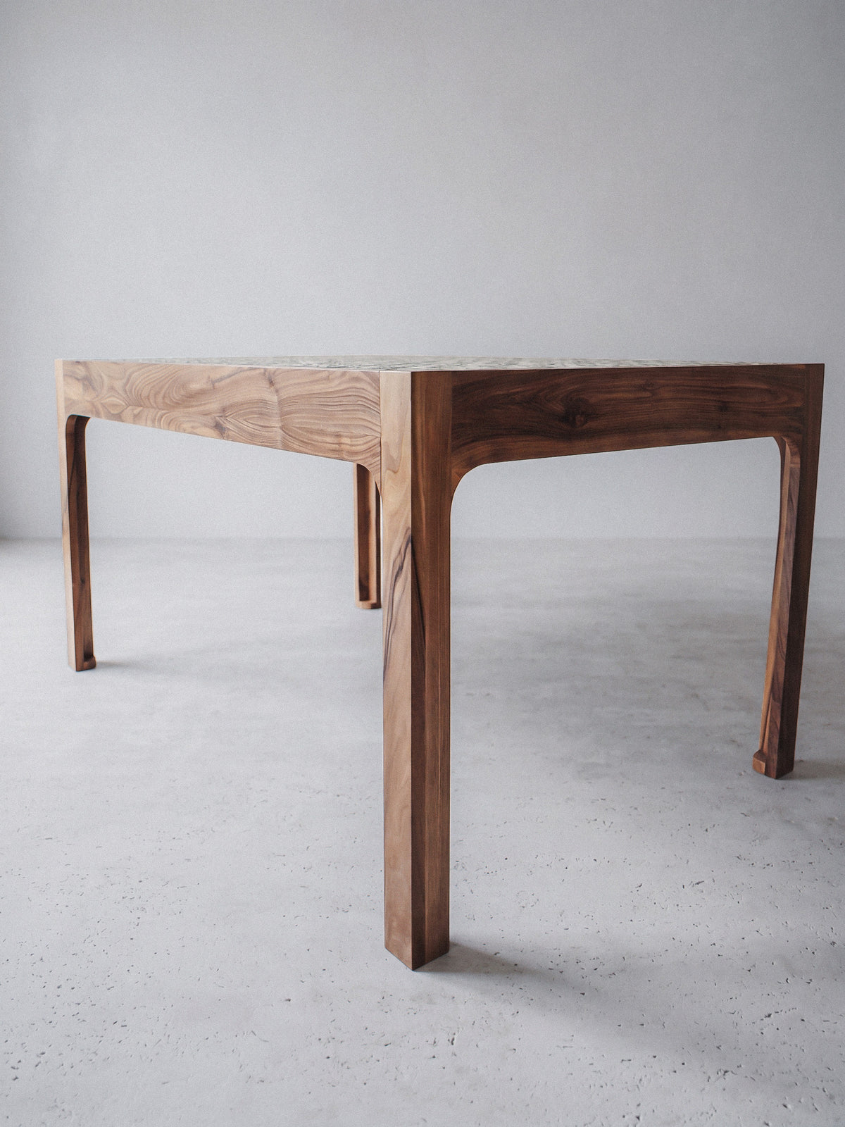 Table en noyer au plateau de céramique verte de Tamegrout dans un intérieur contemporain
