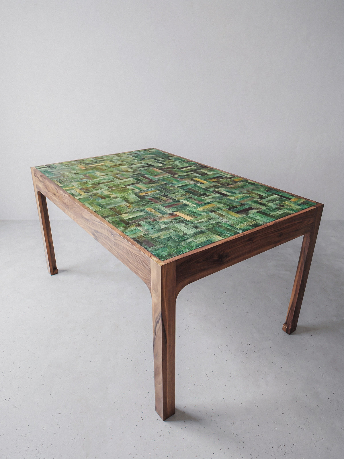 Table sculpturale — Noyer massif & Tamegrout émaillé main