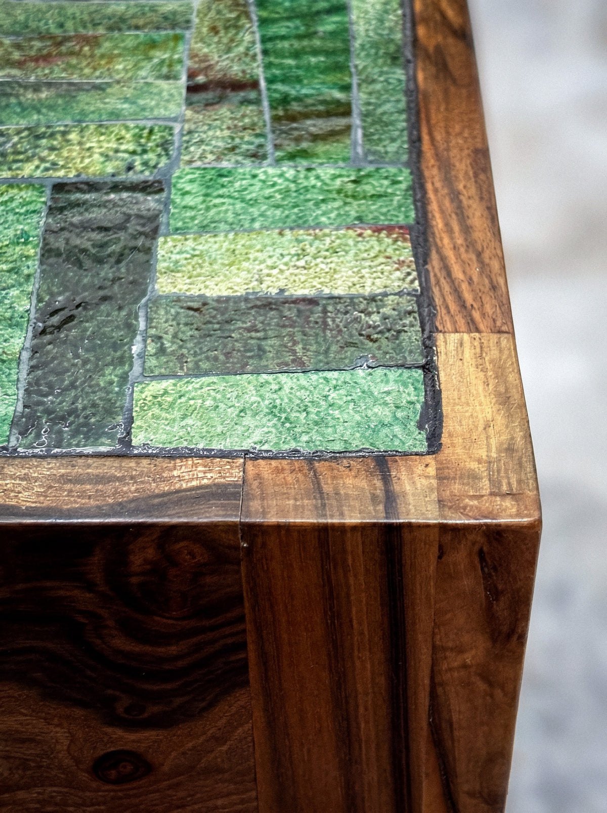 Table sculpturale en noyer, vue de côté montrant le fil du bois massif