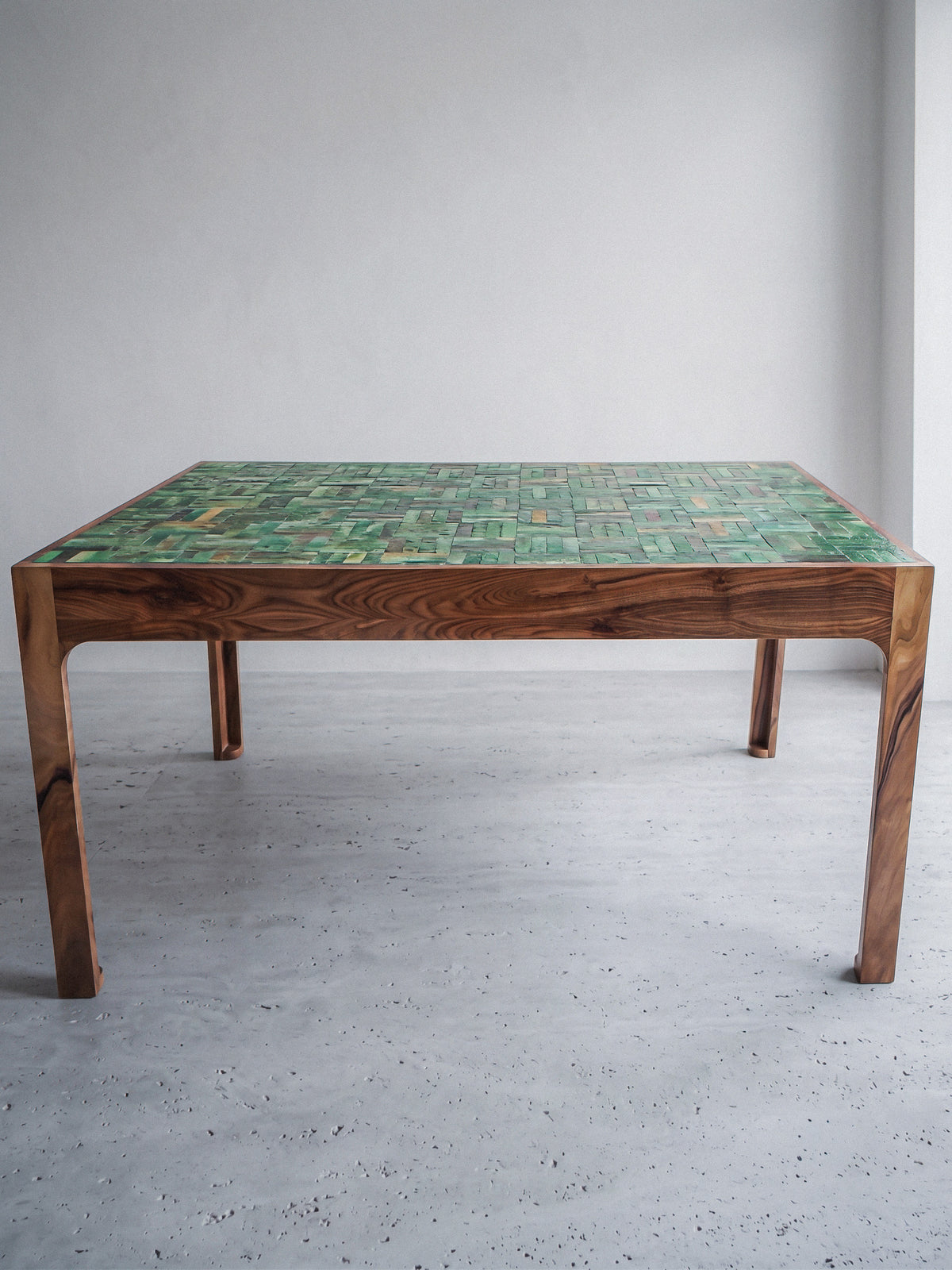 Table sculpturale en noyer et Tamegrout, vue de trois quarts