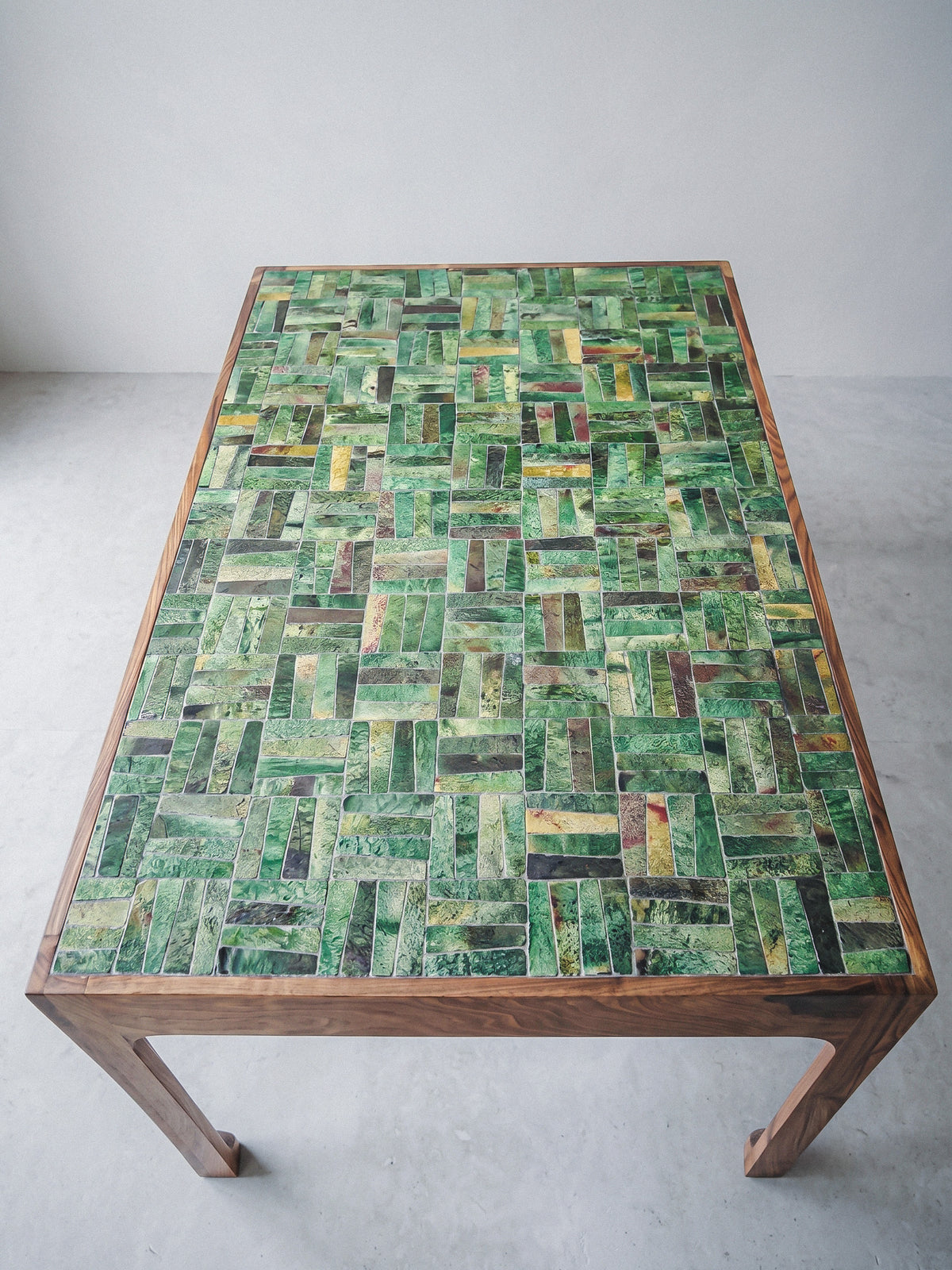 Surface en céramique de Tamegrout émaillée main, aux variations de couleur naturelles