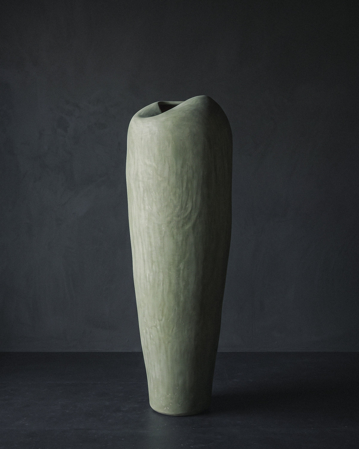 Vase sculptural en Tadelakt — Sauge douce